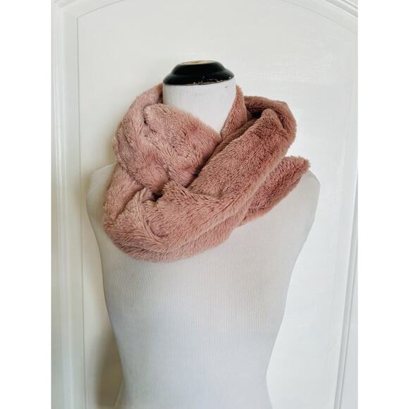 Los Angeles Boutique Faux Fur Cowl Infinity Scarf Dusty Pink Warm Cozy Fuzzy NEW - Picture 2 of 5